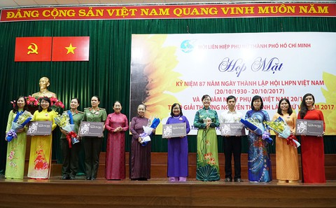 Phụ nữ phải là người thắp lửa cho mỗi nhà - Ảnh 1. Phụ nữ phải là người thắp lửa cho mỗi nhà - Ảnh 1.
