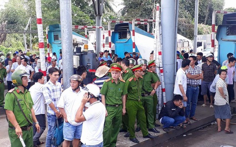 Tài xế buộc nhân viên thu phí nhận tiền lẻ, quốc lộ 1 kẹt cứng - Ảnh 9. Tài xế buộc nhân viên thu phí nhận tiền lẻ, quốc lộ 1 kẹt cứng - Ảnh 9.