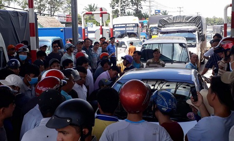 Tài xế buộc nhân viên thu phí nhận tiền lẻ, quốc lộ 1 kẹt cứng - Ảnh 4. Tài xế buộc nhân viên thu phí nhận tiền lẻ, quốc lộ 1 kẹt cứng - Ảnh 4.