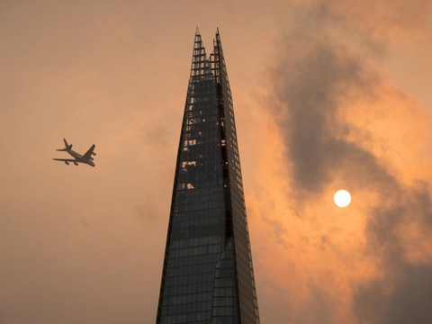 Bầu trời London đổi màu kỳ dị - Ảnh 2. Bầu trời London đổi màu kỳ dị - Ảnh 2.