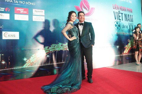 Liên hoan phim VN 2017: Khán giả dài cổ chờ ngắm nghệ sĩ - Ảnh 14. Liên hoan phim VN 2017: Khán giả dài cổ chờ ngắm nghệ sĩ - Ảnh 14.