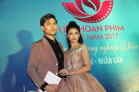 Liên hoan phim VN 2017: Khán giả dài cổ chờ ngắm nghệ sĩ - Ảnh 8. Liên hoan phim VN 2017: Khán giả dài cổ chờ ngắm nghệ sĩ - Ảnh 8.