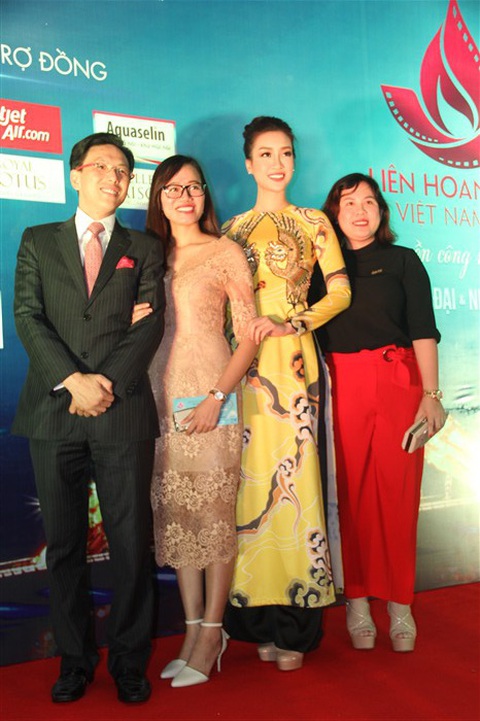 Liên hoan phim VN 2017: Khán giả dài cổ chờ ngắm nghệ sĩ - Ảnh 7. Liên hoan phim VN 2017: Khán giả dài cổ chờ ngắm nghệ sĩ - Ảnh 7.