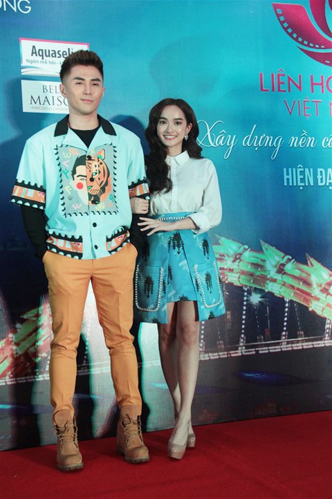 Liên hoan phim VN 2017: Khán giả dài cổ chờ ngắm nghệ sĩ - Ảnh 3. Liên hoan phim VN 2017: Khán giả dài cổ chờ ngắm nghệ sĩ - Ảnh 3.