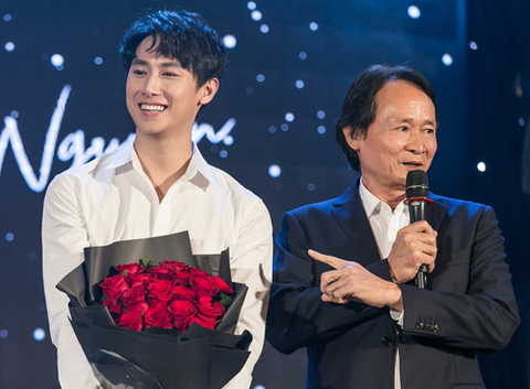 Nam thần ngây thơ Rocker Nguyễn đàn piano hát tiếng Anh - Ảnh 4. Nam thần ngây thơ Rocker Nguyễn đàn piano hát tiếng Anh - Ảnh 4.