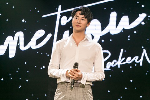 Nam thần ngây thơ Rocker Nguyễn đàn piano hát tiếng Anh - Ảnh 1. Nam thần ngây thơ Rocker Nguyễn đàn piano hát tiếng Anh - Ảnh 1.