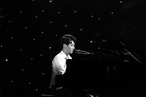 Nam thần ngây thơ Rocker Nguyễn đàn piano hát tiếng Anh - Ảnh 6. Nam thần ngây thơ Rocker Nguyễn đàn piano hát tiếng Anh - Ảnh 6.