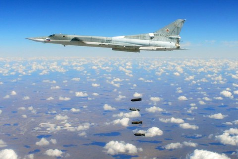 Máy bay cất cánh từ Nga đi dội bom IS ở Syria - Ảnh 2. Máy bay cất cánh từ Nga đi dội bom IS ở Syria - Ảnh 2.