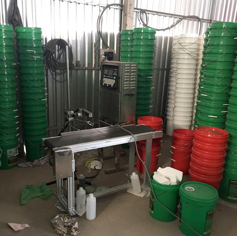 Phá đường dây sản xuất hàng chục ngàn lít dầu nhớt giả - Ảnh 3. Phá đường dây sản xuất hàng chục ngàn lít dầu nhớt giả - Ảnh 3.