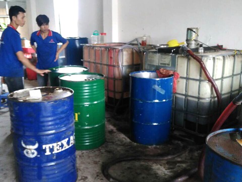 Phá đường dây sản xuất hàng chục ngàn lít dầu nhớt giả - Ảnh 1. Phá đường dây sản xuất hàng chục ngàn lít dầu nhớt giả - Ảnh 1.