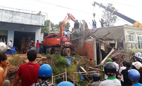 Nhà đang xây ở Phú Quốc đổ sập, 5 người phải cấp cứu - Ảnh 1. Nhà đang xây ở Phú Quốc đổ sập, 5 người phải cấp cứu - Ảnh 1.