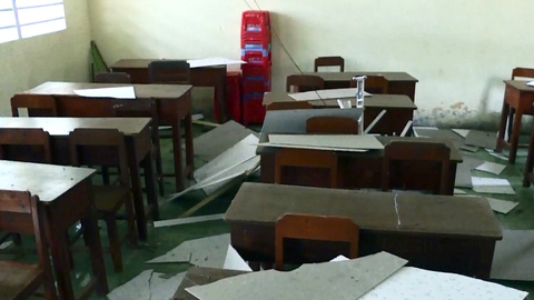 9 học sinh bị la phông rơi trúng đầu vì… một cơn gió - Ảnh 2. 9 học sinh bị la phông rơi trúng đầu vì… một cơn gió - Ảnh 2.