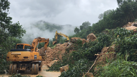 Tạm khai thông 300 điểm sạt lở ở miền núi Quảng Ngãi - Ảnh 4. Tạm khai thông 300 điểm sạt lở ở miền núi Quảng Ngãi - Ảnh 4.