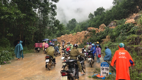 Tạm khai thông 300 điểm sạt lở ở miền núi Quảng Ngãi - Ảnh 2. Tạm khai thông 300 điểm sạt lở ở miền núi Quảng Ngãi - Ảnh 2.