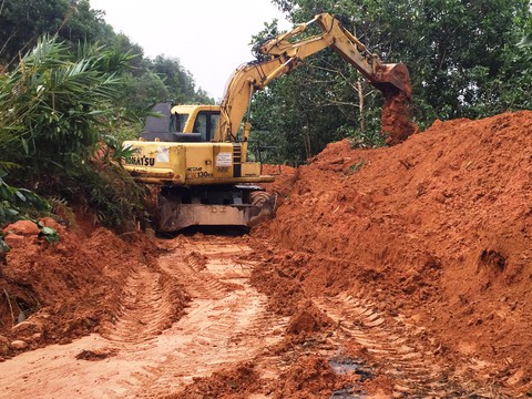Tạm khai thông 300 điểm sạt lở ở miền núi Quảng Ngãi - Ảnh 5. Tạm khai thông 300 điểm sạt lở ở miền núi Quảng Ngãi - Ảnh 5.
