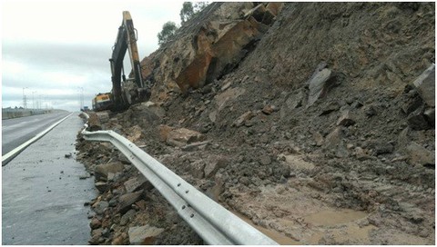 Khắc phục sạt lở đường cao tốc Đà Nẵng – Quảng Ngãi - Ảnh 2. Khắc phục sạt lở đường cao tốc Đà Nẵng – Quảng Ngãi - Ảnh 2.