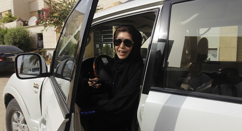 Saudi Arabia lần đầu tiên cho phép phụ nữ lái xe - Ảnh 1. Saudi Arabia lần đầu tiên cho phép phụ nữ lái xe - Ảnh 1.