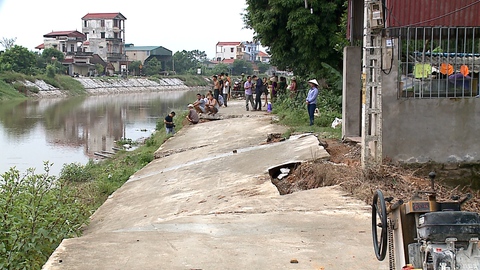 Đường bờ kè sông vừa làm đã nứt toác, chủ tịch huyện thoái thác bận họp - Ảnh 5. Đường bờ kè sông vừa làm đã nứt toác, chủ tịch huyện thoái thác bận họp - Ảnh 5.