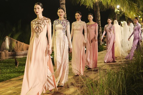 Trương Thị May làm bà lái đò trên sàn diễn thời trang Hội An - Ảnh 12. Trương Thị May làm bà lái đò trên sàn diễn thời trang Hội An - Ảnh 12.