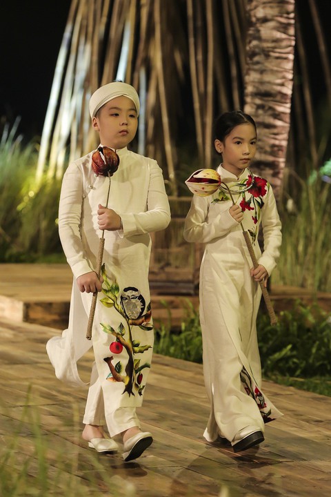 Trương Thị May làm bà lái đò trên sàn diễn thời trang Hội An - Ảnh 14. Trương Thị May làm bà lái đò trên sàn diễn thời trang Hội An - Ảnh 14.