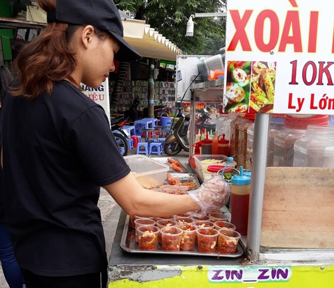 Tân sinh viên lao đao vì việc nhẹ, lương cao ảo - Ảnh 1. Tân sinh viên lao đao vì việc nhẹ, lương cao ảo - Ảnh 1.