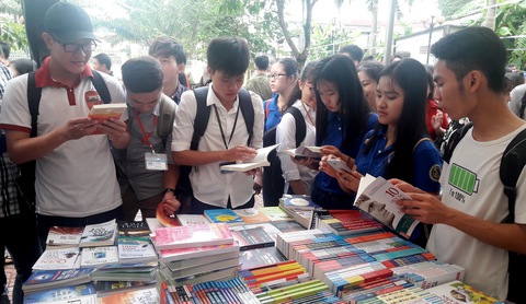 Hội sách ngay đầu năm học, sinh viên tha hồ lựa chọn - Ảnh 2. Hội sách ngay đầu năm học, sinh viên tha hồ lựa chọn - Ảnh 2.