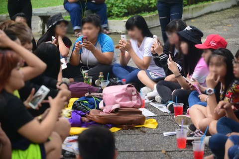 Sinh viên thà kham khổ miễn ôm được iPhone? - Ảnh 1. Sinh viên thà kham khổ miễn ôm được iPhone? - Ảnh 1.