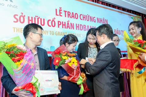 Nhà đầu tư ngoại đổ 300 triệu USD mua cổ phiếu HDBank - Ảnh 1. Nhà đầu tư ngoại đổ 300 triệu USD mua cổ phiếu HDBank - Ảnh 1.