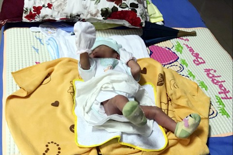 Cứu sống một bé gái sơ sinh bị bỏ rơi trong thùng rác - Ảnh 1. Cứu sống một bé gái sơ sinh bị bỏ rơi trong thùng rác - Ảnh 1.