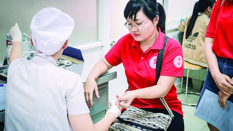 Chị em song sinh cùng đi hiến máu vì mẹ xúi - Ảnh 3. Chị em song sinh cùng đi hiến máu vì mẹ xúi - Ảnh 3.