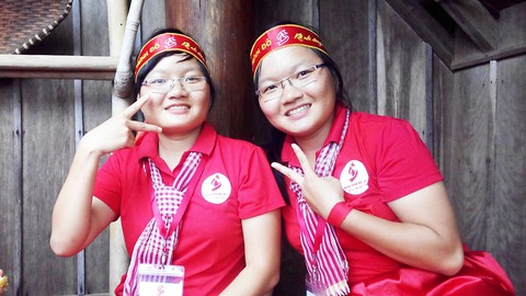 Chị em song sinh cùng đi hiến máu vì mẹ xúi - Ảnh 1. Chị em song sinh cùng đi hiến máu vì mẹ xúi - Ảnh 1.