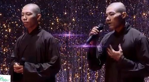 2 ‘sư thầy triệu view’ thi Tuyệt đỉnh song ca là mạo nhận - Ảnh 1. 2 ‘sư thầy triệu view’ thi Tuyệt đỉnh song ca là mạo nhận - Ảnh 1.