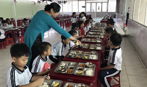 Suất ăn thế này, các con lấy sức đâu mà học! - Ảnh 1. Suất ăn thế này, các con lấy sức đâu mà học! - Ảnh 1.