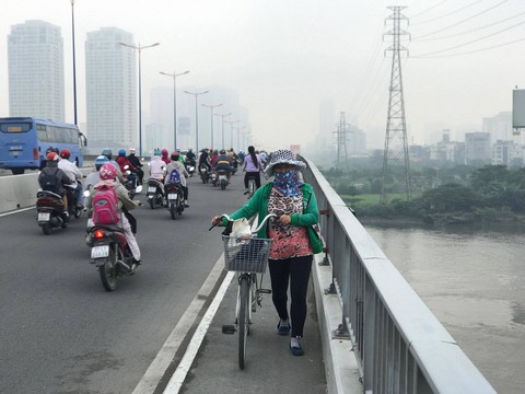 Lạ lẫm với sáng Sài Gòn sương giăng mù mịt - Ảnh 2. Lạ lẫm với sáng Sài Gòn sương giăng mù mịt - Ảnh 2.