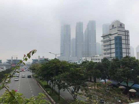 Lạ lẫm với sáng Sài Gòn sương giăng mù mịt - Ảnh 3. Lạ lẫm với sáng Sài Gòn sương giăng mù mịt - Ảnh 3.