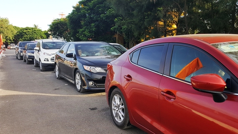 Bến phà tại Cát Hải quá tải sau khi thông cầu vượt biển - Ảnh 2. Bến phà tại Cát Hải quá tải sau khi thông cầu vượt biển - Ảnh 2.