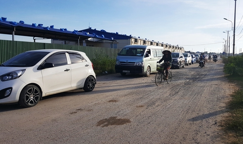 Bến phà tại Cát Hải quá tải sau khi thông cầu vượt biển - Ảnh 4. Bến phà tại Cát Hải quá tải sau khi thông cầu vượt biển - Ảnh 4.