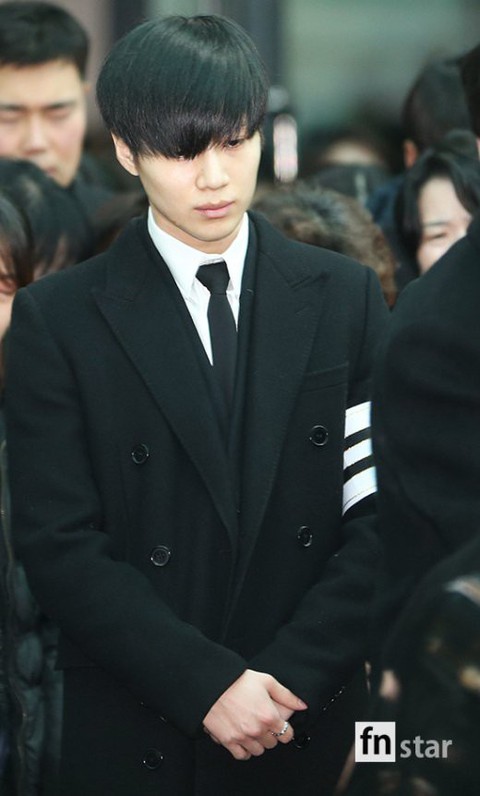 SHINee, SNSD, SJ thẫn thờ đưa tang Jonghyun - Ảnh 6. SHINee, SNSD, SJ thẫn thờ đưa tang Jonghyun - Ảnh 6.