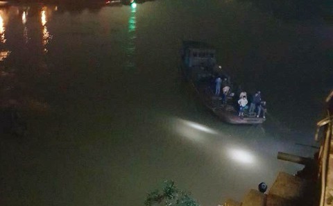 Ôtô lao xuống sông Hồng, hai bác sĩ tử vong - Ảnh 1. Ôtô lao xuống sông Hồng, hai bác sĩ tử vong - Ảnh 1.