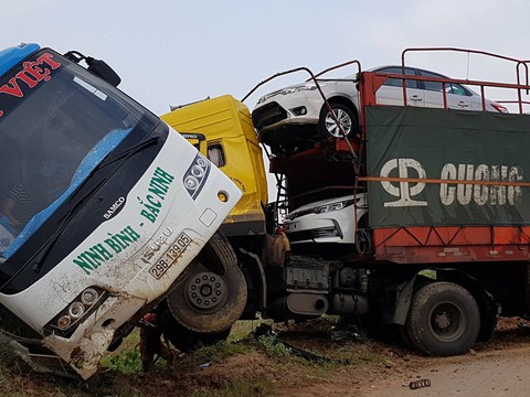 Xe đầu kéo húc văng xe khách trên cao tốc Pháp Vân- Cầu Giẽ - Ảnh 3. Xe đầu kéo húc văng xe khách trên cao tốc Pháp Vân- Cầu Giẽ - Ảnh 3.