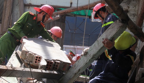 Kinh hoàng xe tải chở dăm tông sập bốn căn nhà bên đường - Ảnh 4. Kinh hoàng xe tải chở dăm tông sập bốn căn nhà bên đường - Ảnh 4.