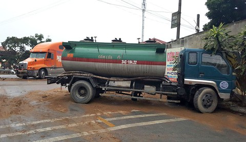 Va chạm xe container, xe chở xăng dầu tông thủng nhà dân - Ảnh 2. Va chạm xe container, xe chở xăng dầu tông thủng nhà dân - Ảnh 2.