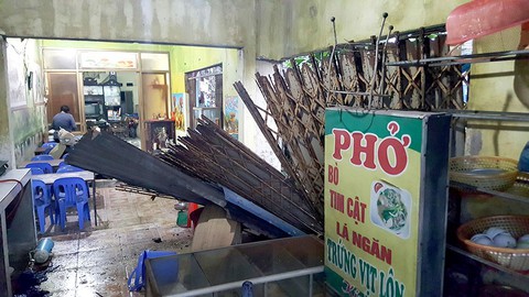 Va chạm xe container, xe chở xăng dầu tông thủng nhà dân - Ảnh 3. Va chạm xe container, xe chở xăng dầu tông thủng nhà dân - Ảnh 3.