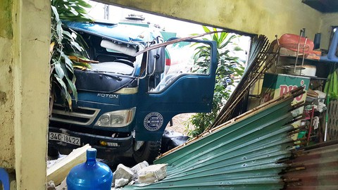 Va chạm xe container, xe chở xăng dầu tông thủng nhà dân - Ảnh 1. Va chạm xe container, xe chở xăng dầu tông thủng nhà dân - Ảnh 1.