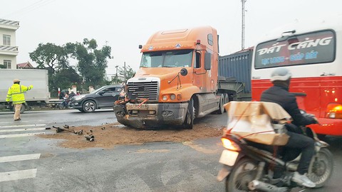 Va chạm xe container, xe chở xăng dầu tông thủng nhà dân - Ảnh 4. Va chạm xe container, xe chở xăng dầu tông thủng nhà dân - Ảnh 4.
