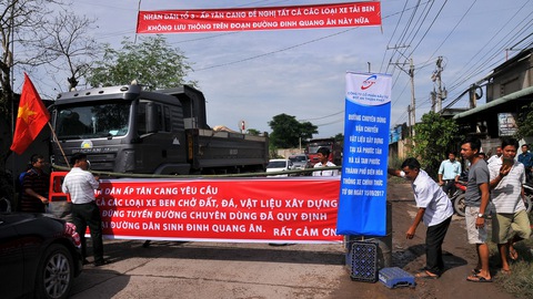 Dân chặn đường dân sinh, xua xe ben sang đường chuyên dùng vào mỏ đá - Ảnh 1. Dân chặn đường dân sinh, xua xe ben sang đường chuyên dùng vào mỏ đá - Ảnh 1.