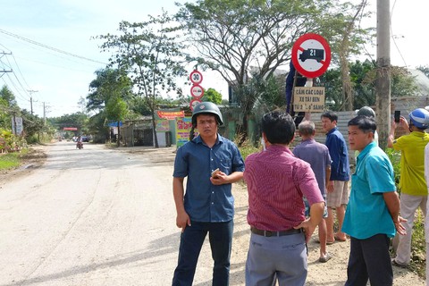 Ngày cuối năm, dân Biên Hòa lại chặn xe ben chở đá - Ảnh 2. Ngày cuối năm, dân Biên Hòa lại chặn xe ben chở đá - Ảnh 2.