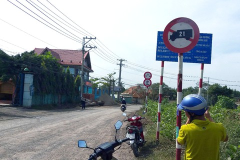 Ngày cuối năm, dân Biên Hòa lại chặn xe ben chở đá - Ảnh 3. Ngày cuối năm, dân Biên Hòa lại chặn xe ben chở đá - Ảnh 3.