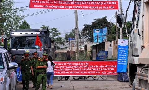 Dân chặn đường dân sinh, xua xe ben sang đường chuyên dùng vào mỏ đá - Ảnh 6. Dân chặn đường dân sinh, xua xe ben sang đường chuyên dùng vào mỏ đá - Ảnh 6.