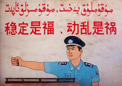 Trung Quốc điều tra dân số ở Tân Cương gồm cả thu thập ADN - Ảnh 1. Trung Quốc điều tra dân số ở Tân Cương gồm cả thu thập ADN - Ảnh 1.